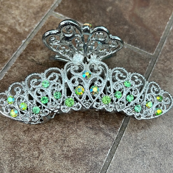 Gorgeous hair claw grasp accessory. Silver toned with green crystals both sides - Picture 1 of 5